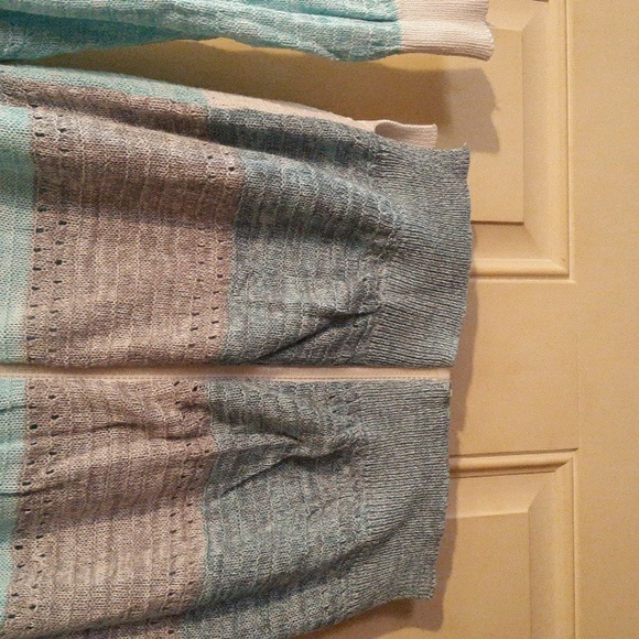 🛑SOLD🛑Womens zip up sweater (M) with hood, BLUE, WHITE, GRAY - Picture 3 of 5